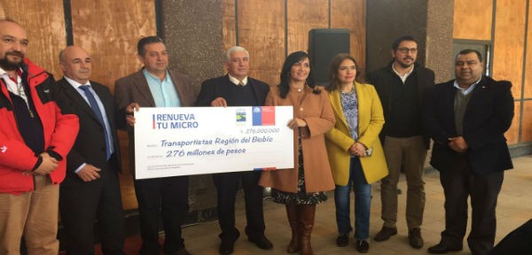 Ministra Paola Tapia entrega cheque de subsidios para renovar microbuses en la Región del Biobío