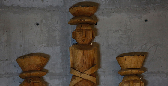 Grandes chemamülles de madera llegan a la estación Biobío de la Línea 6 de Metro para celebrar el Año Nuevo Mapuche