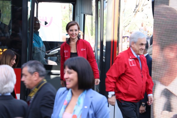 Ministra Gloria Hutt bajando del bus eléctrico