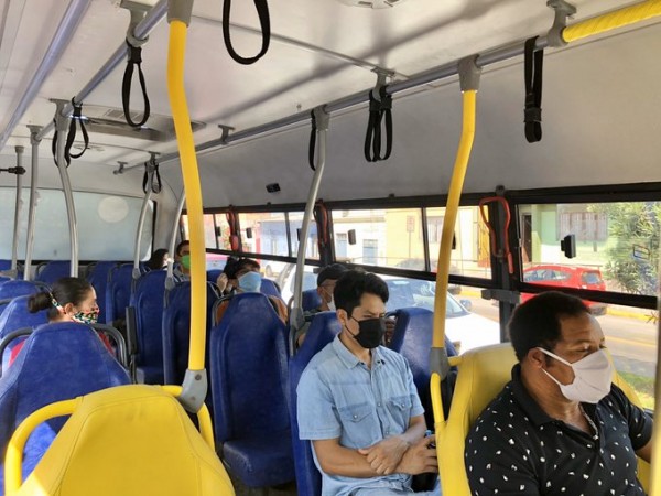 Personas con mascarilla en transporte público de Antofagasta