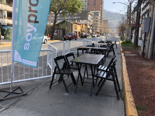 Ministra Hutt y alcaldesa Matthei habilitan zona peatonal para restoranes en una pista vehicular de Providencia
