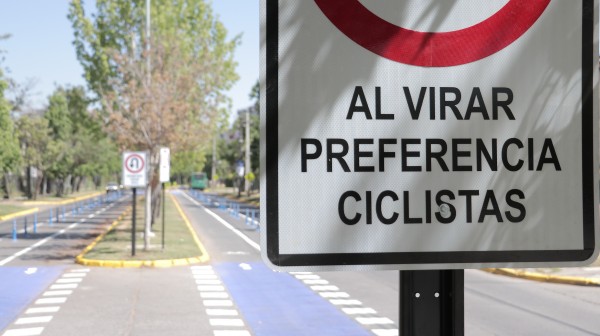 Cartel "Al virar preferencia ciclistas"