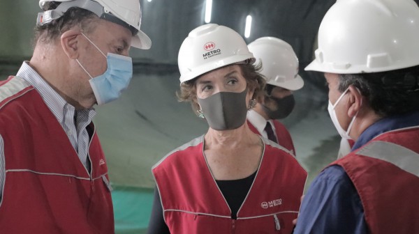 Ministra Gloria Hutt en túnel de extensión de Línea 2