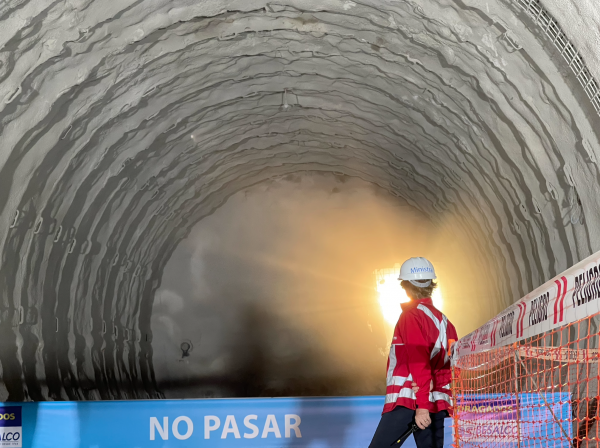 Ministra Hutt en encuentro de túneles extensión línea 2