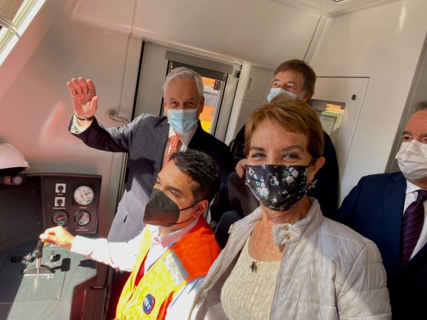 Presidente Piñera junto a Ministra Hutt sobre uno de los 12 nuevos trenes para Biobío