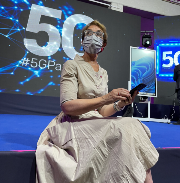 Ministra de Transportes, Gloria Hutt, en el lanzamiento de la primera red 5G en Chile