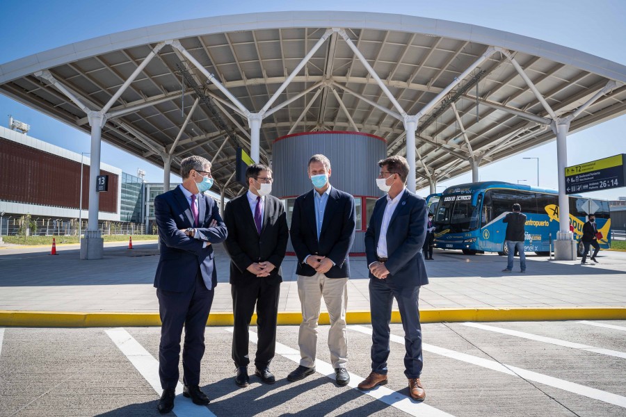 Ministro Juan Carlos Muñoz junto a representantes de Vinci Airports